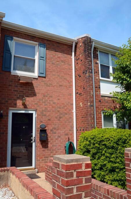 Casa de Férias Charming 3bd House, 11 Miles To Dc, Front View *